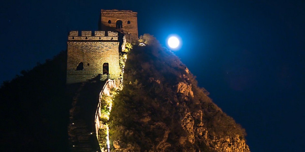 Gubei Water Town and Simatai Wall in the Evening Lights, photo 1