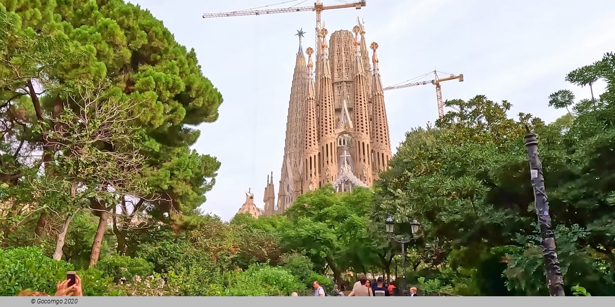 The Most Popular Landmarks of Barcelona in one Day: Sagrada Familia, Park Guell and Old Town